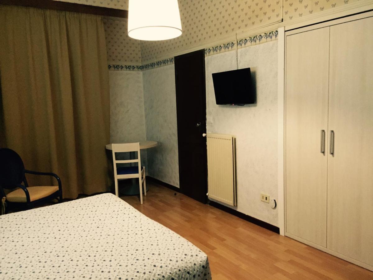 Hotel Biondi Монтекатини Терме Стая снимка