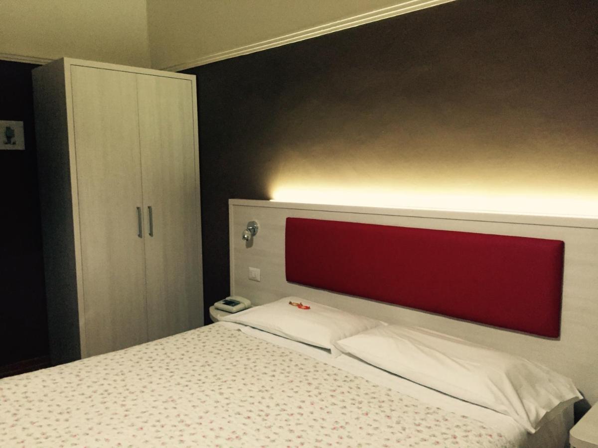 Hotel Biondi Монтекатини Терме Стая снимка